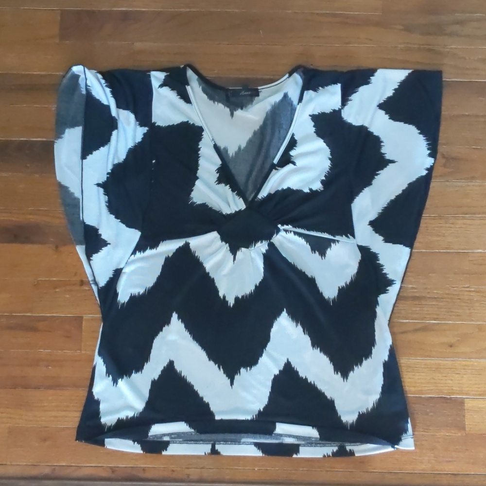 Black & white batwing sleeve top